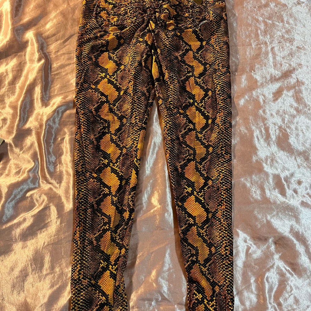 Cute Booty Lounge Snakeskin Scrunch Butt Back Pocket Leggings NWOT
